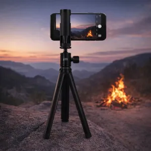 Das Just Mobile ShutterGrip Smartphone-Stativ hält ein Smartphone für Außenaufnahmen bei Sonnenuntergang horizontal.