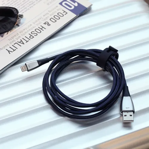 Just Mobile ZinCable pīts Lightning kabelis ar USB-A un Lightning savienotājiem, satīts ar kabeļa saiti