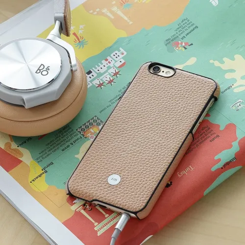 Beige, strukturert iPhone-etui i skinn med kamerautskjæring, kanter og åpninger for knapper, festet hodetelefonledning, slank.