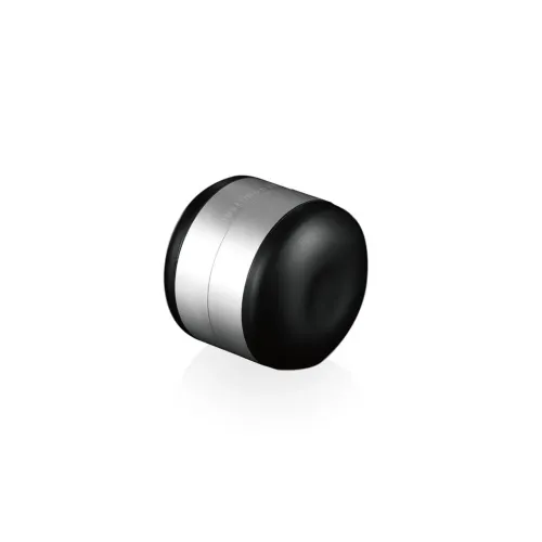 Laptopstativ i kompakt cylinderform med svarta rundade ändar och mittband i borstat silver, visad snett på vit bakgrund.