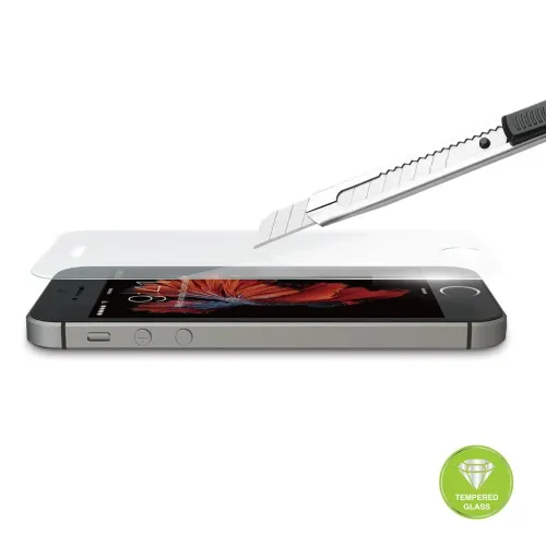 Skärmskydd i härdat glas för iPhone SE visas svävande över skärmen i sidovy, med knivblad intill och Tempered Glass-ikon.