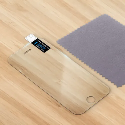 Skärmskydd i glas för iPhone SE med avlångt högtalaruttag och rund hemknappsöppning, visat på träbord bredvid grå putsduk.