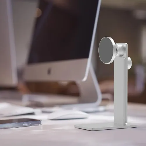 AluDisc Smartphone-Ständer in Silber mit runder magnetischer Platte, verstellbarem Arm mit Rändelschraube und rechteckigem Standfuß auf dem Schreibtisch.