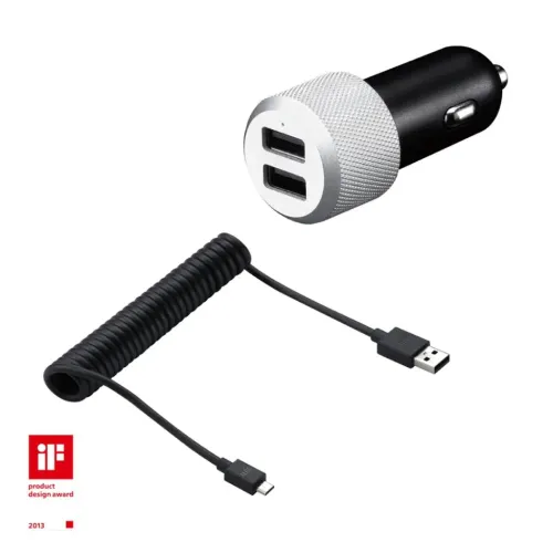 Doppelter USB-Autoladeadapter mit geriffelter silberner Front, zwei USB-A Anschlüssen und kleiner grüner LED, mit schwarzem, spiralförmigem Micro-USB-Kabel.