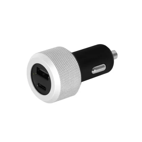 Billader med sølvfarget, riflet front, svart kropp, én USB-A- og én USB-C-port og en liten grønn LED, eksponert mot hvitt.