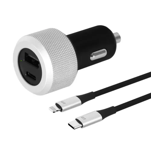 Svart og sølvfarget billader med ribbestrikket front, USB-A- og USB-C-porter og to flettede kabler: USB-C og Lightning.