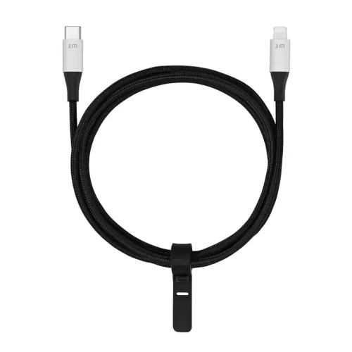 USB-C til Lightning-kabel i svart, flettet tekstil med sølvfargede JM-kontakter, kveilet med svart stropp på hvit bakgrunn.