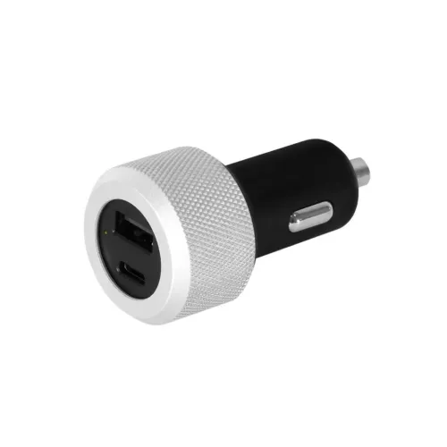 Autoladegerät in Schwarz und Silber mit geriffeltem Aluminiumring, USB-A- und USB-C-Anschlüssen sowie einer kleinen grünen Anzeige, schräg abgebildet.