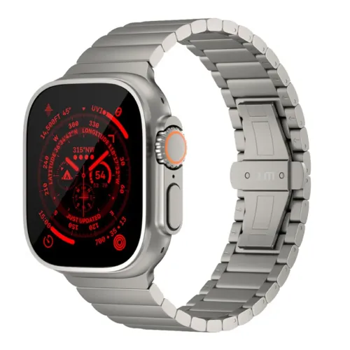 Titanarmband für die Apple Watch Ultra im grauen Gliederdesign, schräg von der Seite zu sehen, mit Faltschließe mit der Markierung JM und Krone mit orangem Ring.