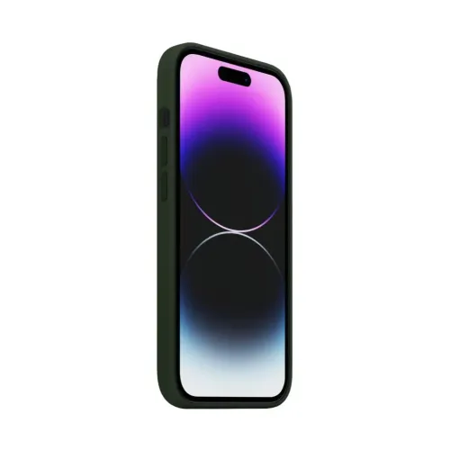 Mörkgrönt silikonskal på smartphone, snett framifrån med täckta sidoknappar, utskärning för reglage och upphöjd skärmkant.