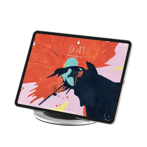 iPad-ställ med rund, silverfärgad aluminiumbas och svart stödarm, visat i sned vinkel med surfplatta i liggande läge, framåt
