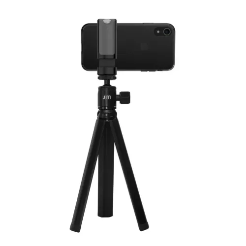Kompakt svart fotostativ med tre ben, kulled och sidovred; smartphone sitter horisontellt i klämfäste mot ren vit bakgrund.