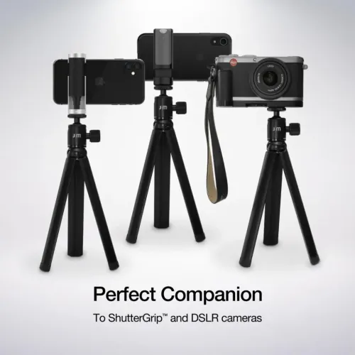 ShutterGrip Tripod i svart, tre små bordsstativ med kulled, JM-logga och justerskruv, visade med monterad mobil och kamera.