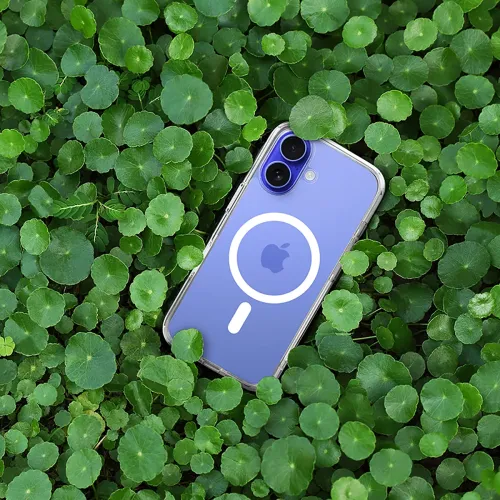 TENC Air skal för iPhone 16, genomskinligt med utskärning för dubbla kameror, visas på löv med synlig MagSafe-ring ovanifrån.