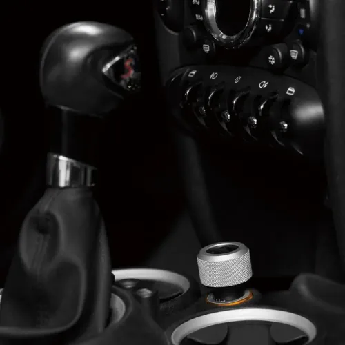 Billaderen har et sylindrisk, riflet metallhus som sitter i bilens 12 V-uttak i nærheten av girspaken; på toppen er det en portåpning.