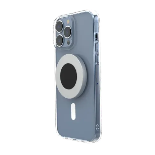 Blaues iPhone in einer transparenten Hülle, auf deren Rückseite mittig eine runde Metallscheibe mit schwarzem Zentrum befestigt ist, sowie einer länglichen Öffnung am unteren Rand.