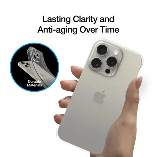 Läpinäkyvä iPhone 15 Pro Max -kotelo, jossa on ohut profiili ja korotettu reuna kameran ympärillä, kuvassa asennettu puhelin yhdessä kädessä.