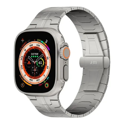 Just Mobile titaniumarmband för Apple Watch Ultra, silverfärgat länkbandsdesign med JM-spänne på klocka med orange krona.
