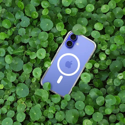 Coque de protection transparente Just Mobile TENC Air pour iPhone 16 Plus présentée sur un iPhone bleu parmi des feuilles vertes