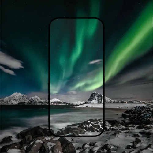 Skärmskydd för iPhone 16 i genomskinligt glas, helskärmstäckning med rundade hörn, visat centrerat som kontur över landskap.