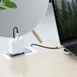 Stilfuldt Just Mobile AluCable USB-C til USB-C 2 m kabel til hurtig opladning og dataoverførsel på moderne enheder.