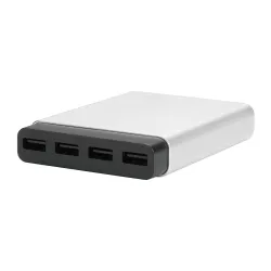 Slanke Just Mobile AluCharge, den ultratynde 4-ports USB-oplader på mit skrivebord, oplader flere enheder effektivt.